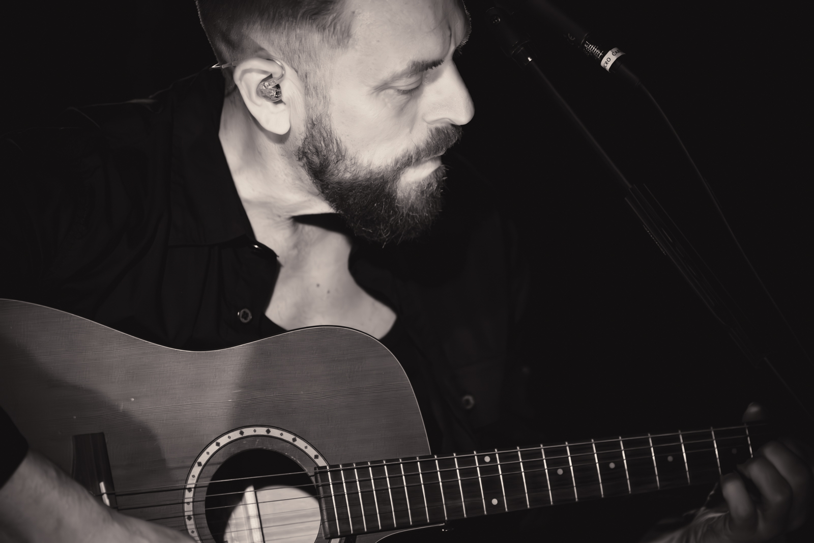 Foto%20von%20Gitarrenspieler%20an%20Konzert