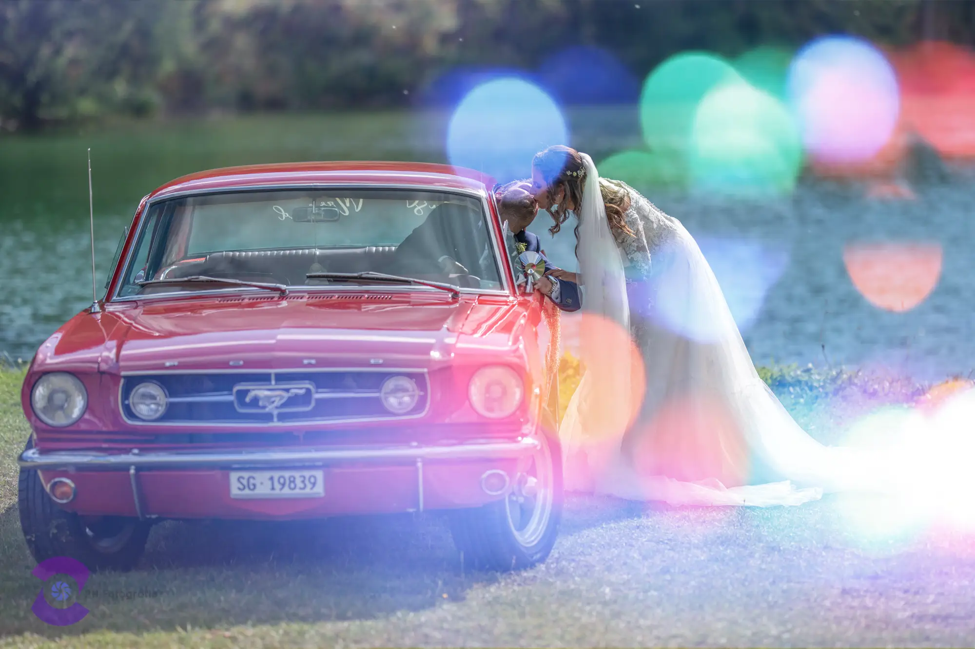 Hochzeitskuss%20im%20Auto